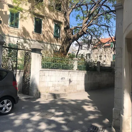 Sweet In Center Split